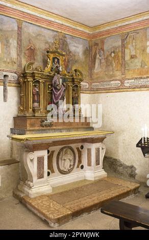 Coredo, ItaIy - 29 avril 2023: Le Sanctuaire de San Romedio est situé sur un éperon rocheux escarpé dans le paysage naturel du Val di non, Trentin-Alto A Banque D'Images