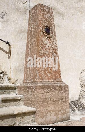 Coredo, ItaIy - 29 avril 2023: Le Sanctuaire de San Romedio est situé sur un éperon rocheux escarpé dans le paysage naturel du Val di non, Trentin-Alto A Banque D'Images