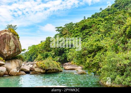 Lagune d'eau salée entre les rochers et la forêt tropicale préservée de Trindade, sur la côte sud de l'État de Rio de Janeiro, au Brésil Banque D'Images
