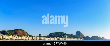 Image panoramique de la plage de Copacabana et de la montagne du pain de sucre avec ses bâtiments et ses collines vues avec la mer, le Brésil Banque D'Images