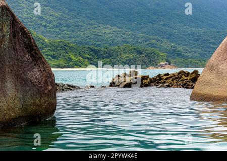 Plage et forêt tropicale à Trindade, Paraty vu à travers les rochers, Brasil Banque D'Images