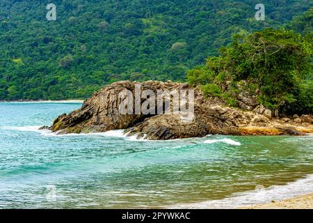 La rencontre de la forêt tropicale avec la mer des eaux transparentes à Trindade sur la côte sud de Rio de Janeiro, au Brésil Banque D'Images