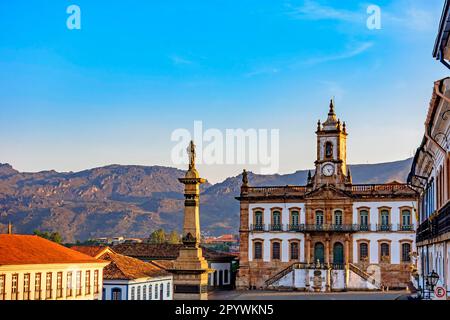 Ancienne place centrale d'Ouro Preto avec ses bâtiments historiques et ses monuments dans l'architecture baroque et coloniale du 18th siècle, Ouro Preto, Minas Banque D'Images