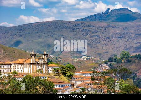 Vue de dessus de l'une des nombreuses églises historiques de style baroque et colonial du XVIIIe siècle dans la ville d'Ouro Preto à Minas Gerais, Brésil Banque D'Images