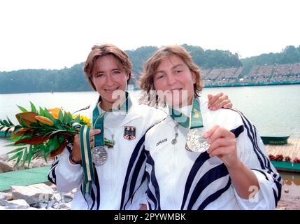 Les Jeux Olympiques 1996 à Atlanta Canoe les femmes de kayak 2 hommes Ramona Portwich et Birgit Fischer (Allemagne) montrent leurs médailles d'argent 04.08.1996 [traduction automatique] Banque D'Images