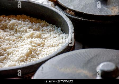 Pots d'argile avec du riz blanc préparés sur le poêle à bois et prêts à servir, Brésil Banque D'Images