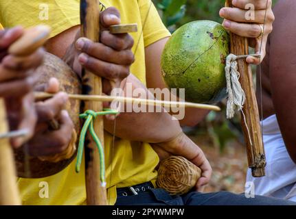 Musiciens jouant un instrument appelé berimbau lors d'un spectacle de capoeira à Salvador, Bahia, Brésil Banque D'Images
