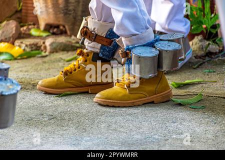 Curieux instrument de percussion utilisé dans certaines manifestations de la culture populaire au Brésil. Avec ces hochets attachés à leurs pieds, ils dansent à divers Banque D'Images