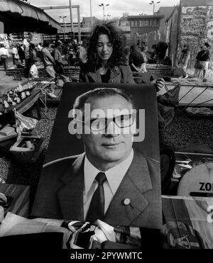 Quartiers de Berlin / GDR / 1990 Kreuzberg: Point de contrôle Charly. Troedler offre la photo d'état d'Erich Honecker. Fin de la RDA // fin du mur / mur de la RDA / Histoire / communisme *** Légende locale *** Histoire / communisme / mur de Berlin point de contrôle Charly, un marché aux puces. La photo officielle du leader communiste Erich Honecker à vendre. C'est la fin du communisme [traduction automatique] Banque D'Images