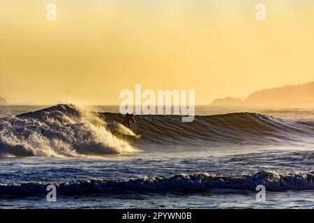 Silhouette de surfeur sur la plage d'Ipanema pendant le coucher du soleil d'été, Praia de Ipanema, Rio de Janeiro, Rio de Janeiro, Brésil Banque D'Images