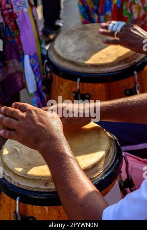 Percussionniste jouant atabaque lors d'une représentation folklorique de samba dans les rues de Rio de Janeiro, Rio de Janeiro, Rio de Janeiro, Brésil Banque D'Images