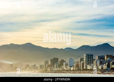 Bâtiments résidentiels sur le front de mer de la plage d'Ipanema à Rio de Janeiro pendant le coucher du soleil, Brésil Banque D'Images