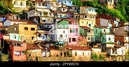 Taudis dans la ville de Salvador, Bahia avec des maisons colorées éclairées par le soleil, Favela do Contorno, Salvador, Bahia, Brésil Banque D'Images