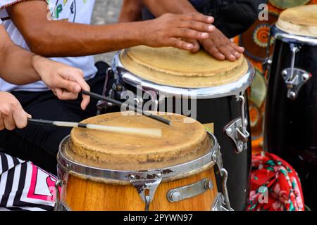 Instrument à percussion appelé atabaque joué dans la traditionnelle partie brésilienne de samba, Rio de Janeiro, Rio de Janeiro, Brésil Banque D'Images