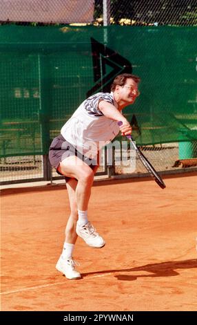 Jouer au tennis le ministre des Affaires étrangères Kinkel à un tournoi de tennis du Bundestag e.V. Bonn, Rhénanie-du-Nord-Westphalie, Allemagne, 11.07.1997 [traduction automatique] Banque D'Images