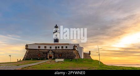 Vue sur le célèbre phare de Barra à Salvador, Bahia pendant le coucher du soleil en été dans le nord-est du Brésil, Brésil Banque D'Images