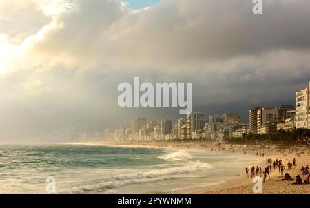 Les plages d'Ipanema, Leblon et Arpoador pendant vu le coucher du soleil de Rio de Janeiro avec la colline deux Frères et la pierre de Gavea en arrière-plan Banque D'Images