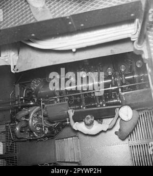 'Deux mécaniciens dans la salle des machines du navire à passagers 'Monte Rosa' dans le 1930s. Les soupapes du moteur diesel sont facilement reconnaissables. » Banque D'Images