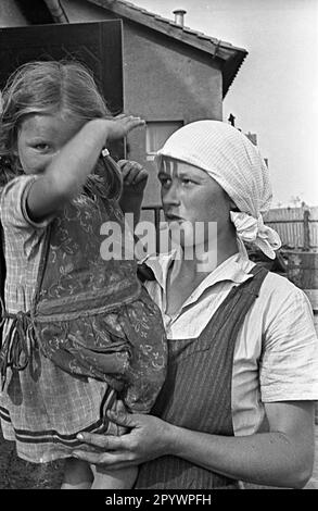 Paysanne avec sa fille dans ses bras au nouveau village agricole de Haage. Ce village a été construit dans le cadre du programme de colonisation nazi. Photo non datée d'environ 1936. Banque D'Images