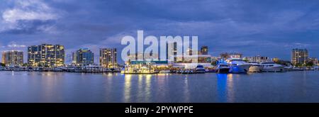 Vue sur la ville depuis Bayfront Park au-dessus de Sarasota Bay la nuit à Sarasota Floride Etats-Unis Banque D'Images