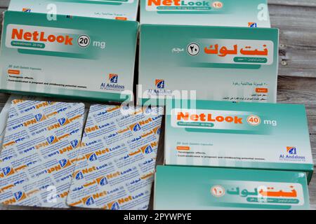 Le Caire, l'Egypte, 2 mai 2023: NetLook capsules de gélatine molle, Isotretinoin est un médicament de prescription orale qui affecte les glandes sébacées et est utilisé à Banque D'Images