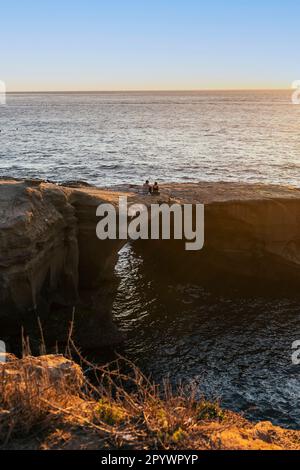 San Diego, Californie, États-Unis - 4 mars 2022 : les gens regardent le coucher du soleil sur les falaises du coucher du soleil Banque D'Images