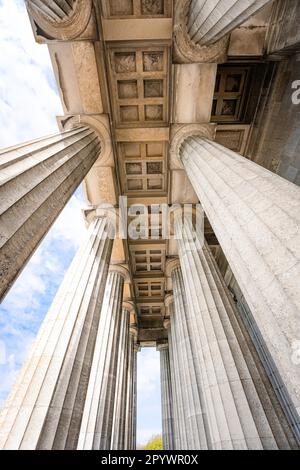 Bâtiment historique de Valhalla au printemps, Ratisbonne, Bavière, Allemagne Banque D'Images