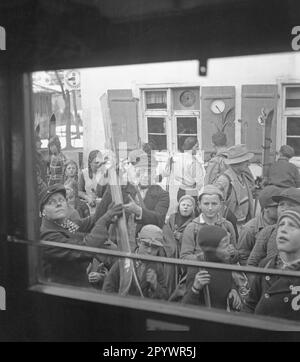 Vue depuis une cabine du téléphérique de Nebelhorn sur un groupe de skieurs. Achevé en 1930, le téléphérique les transporte d'Oberstdorf à Nebelhorn. [traduction automatique] Banque D'Images