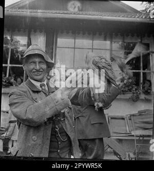 L'observatoire des rapaces a été ouvert à Garmisch sur 1 juin 1931. Ici, un employé de l'Institut ornithologique présente un des oiseaux de proie. Il s'agit probablement du Dr Karl Haenel, directeur de l'Institut ornithologique. Banque D'Images