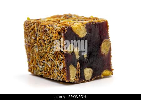 Délice turc avec pistache. Délice turc avec kadayif isolé sur fond blanc. Banque D'Images