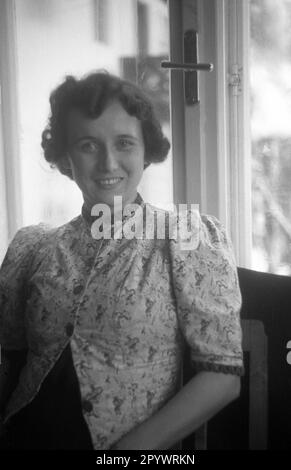 Portrait d'une femme souriante inconnue. Photo non datée, probablement prise à St. Johann im Pongau en hiver 1938/39. Banque D'Images