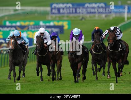 Shouldveenaring, monté par Sean Levy (à gauche) sur le chemin de gagner les enjeux du roi Charles II le premier jour du festival QIPCO Guinéas à l'hippodrome de Newmarket. Date de la photo: Vendredi 5 mai 2023. Banque D'Images