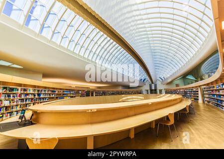 Zurich, Suisse - 15 novembre 2020 : intérieur de la bibliothèque de droit de l'Université Zurich, Suisse. Banque D'Images