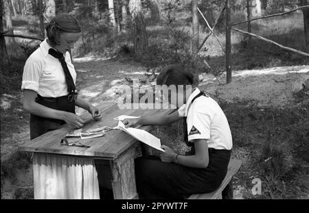 Deux filles lisant des lettres dans le camp d'été du Bund Deutscher Maedel (Ligue des filles allemandes) à Karlshagen. Photo non datée d'environ 1937 Banque D'Images