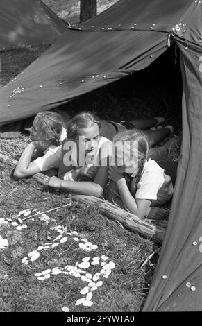 Fille dans une tente au camp d'été du Bund Deutscher Maedl (Ligue des filles allemandes) à Karlshagen. Ils ont formé le mot ETA à partir de shells. Photo non datée d'environ 1937. Banque D'Images