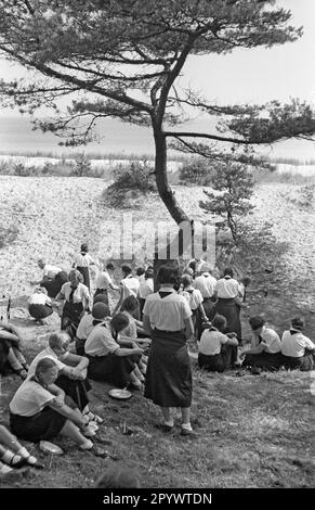 Les filles après avoir pris leur repas dans le camp d'été de la DMO à Karlshagen. Photo non datée d'environ 1937. Banque D'Images