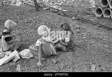 Les enfants d'une famille paysanne s'assoient sur le sol à Haage. Ce village a été construit dans le cadre du programme de colonisation nazi. Photo non datée d'environ 1936. Banque D'Images