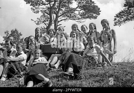 Les filles jouent de la musique au camp d'été du BDM à Karlshagen. Photo non datée d'environ 1937. Banque D'Images