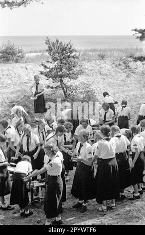 Les filles préparent de la nourriture au camp du Bund Deutscher Maedel (Ligue des filles allemandes) à Karlshagen. Photo non datée d'environ 1937. Banque D'Images