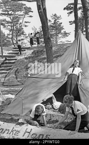 'Terrain de camping à Karlshagen au camp d'été du BDM. Au bas de l'image ''Merci Hans''. Photo non datée d'environ 1937.' Banque D'Images