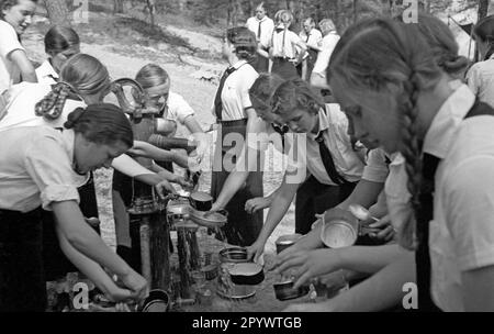 Les filles du camp d'été du Bund Deutscher Maedel à Karlshagen rinçant leurs plats. Photo non datée d'environ 1937. Banque D'Images