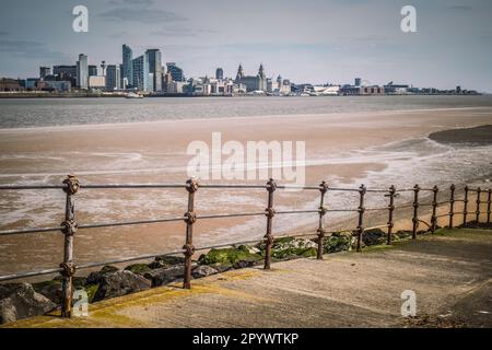 03.05.23 Seacombe, Wirral, Royaume-Uni. La ville de Liverpool de l'autre côté de la rivière Mersey à Seacombe avec le bâtiment du foie Banque D'Images