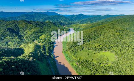 Antenne de la rivière Iguape, site de l'UNESCO Réserve du Sud-est de la forêt atlantique, Parc d'état touristique d'Alto Ribeira, Etat de Sao Paulo, Brésil Banque D'Images