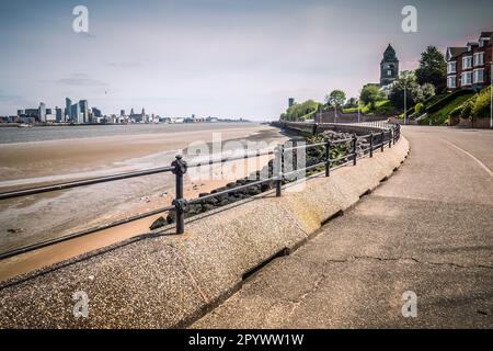 03.05.23 Seacombe, Wirral, Royaume-Uni. La ville de Liverpool de l'autre côté de la rivière Mersey à Seacombe avec le bâtiment du foie Banque D'Images