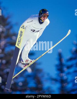 SAUT À SKI, JEUX OLYMPIQUES D'HIVER 1994 À LILLEHAMMER Jens Weissflog photo d'action (C): WEREK Pressebildagentur xTAGxDERxAUFNNAHMExGESCHAETZTx xxNOxMODELxRELEASExx [traduction automatique]- AUTRICHE OUT Banque D'Images