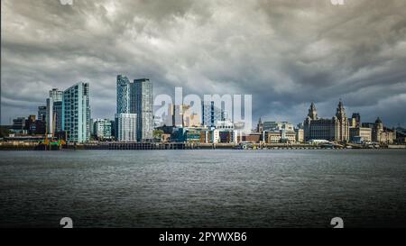 03.05.23 Seacombe, Wirral, Royaume-Uni. La ville de Liverpool de l'autre côté de la rivière Mersey à Seacombe avec le bâtiment du foie Banque D'Images