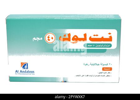 Le Caire, l'Egypte, 2 mai 2023: NetLook capsules de gélatine molle, Isotretinoin est un médicament de prescription orale qui affecte les glandes sébacées et est utilisé à Banque D'Images