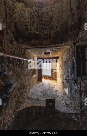 Ancienne ruelle de Bolsena : un pas en arrière dans le temps à travers les passages pavés et les arches du cœur historique de Bolsena Banque D'Images