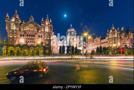 Chhatrapati Shivaji Terminus, CST, l'ancien Victoria Terminus de nuit, vue extérieure de l'une des gares ferroviaires les plus fréquentées du monde, l'UNESCO Banque D'Images