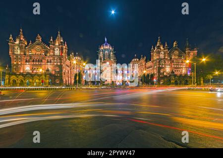 Chhatrapati Shivaji Terminus, CST, l'ancien Victoria Terminus de nuit, vue extérieure de l'une des gares ferroviaires les plus fréquentées du monde, l'UNESCO Banque D'Images